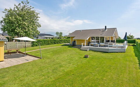 Albantine - 150M from the Sea: Toit, Maison, Domicile, Chalet, Porte, Siding, Plate-Forme, Porche, Planche, Dur