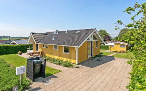 Albantine - 150M from the Sea: Toit, Maison, Domicile, Chalet, Porte, Siding, Plate-Forme, Porche, Planche, Dur
