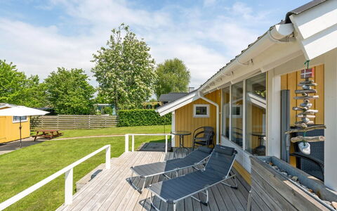 Albantine - 150M from the Sea: Toit, Maison, Domicile, Chalet, Porte, Siding, Plate-Forme, Porche, Planche, Dur