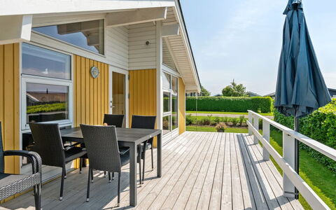 Albantine - 150M from the Sea: Toit, Maison, Domicile, Chalet, Porte, Siding, Plate-Forme, Porche, Planche, Dur