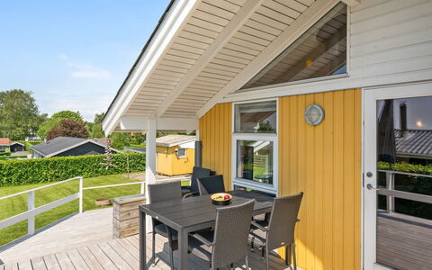 Albantine - 150M from the Sea: Toit, Maison, Domicile, Chalet, Porte, Siding, Plate-Forme, Porche, Planche, Dur