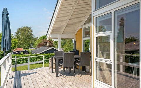 Albantine - 150M from the Sea: Toit, Maison, Domicile, Chalet, Porte, Siding, Plate-Forme, Porche, Planche, Dur