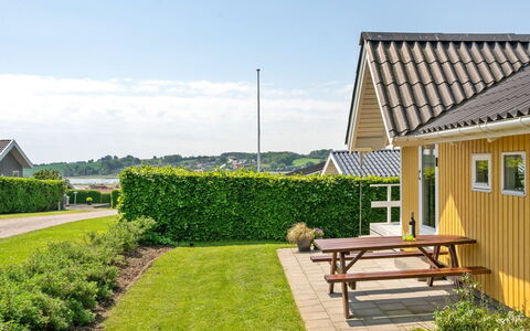 Albantine - 150M from the Sea: Toit, Maison, Domicile, Chalet, Porte, Siding, Plate-Forme, Porche, Planche, Dur