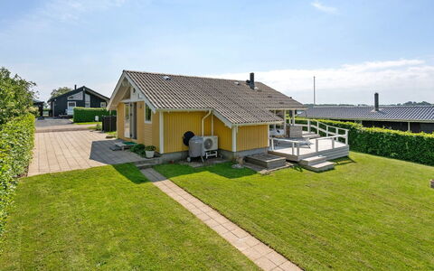 Albantine - 150M from the Sea: Toit, Maison, Domicile, Chalet, Porte, Siding, Plate-Forme, Porche, Planche, Dur