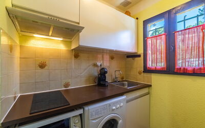 Les Mas de Pramousquier 130.11: Cabinetry, Buanderie, Propriété, Sécheuse, Appareil De Cuisine, Électroménager, Cuisinière, Design Intérieur, Comptoir, Cuisine