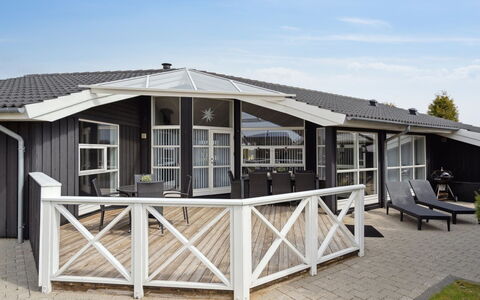 Arnod - 400M from the Sea: Maison, Toit, Domicile, Chalet, Arbuste, Couverture De Sol, Biens, Ferme, Siding, Batiments Jardin