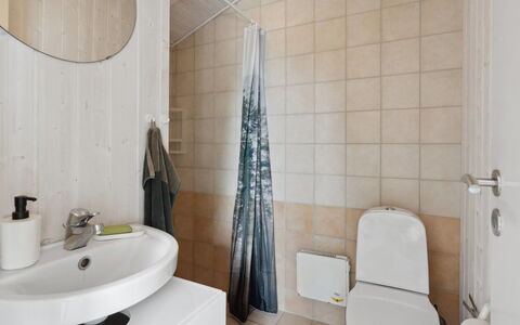 Arnod - 400M from the Sea: Sol, Sol, Mur, Design Intérieur, Luminaire Plomberie, Bois, Salle De Bains, Lavabo, Évier, Toilette