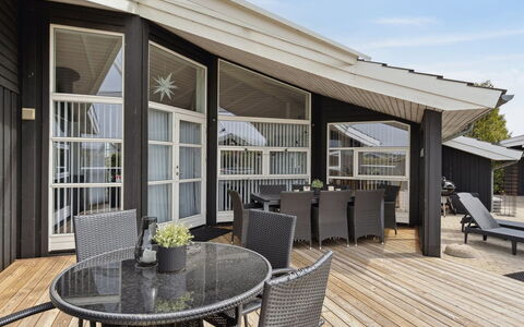 Arnod - 400M from the Sea: Maison, Toit, Domicile, Chalet, Arbuste, Couverture De Sol, Biens, Ferme, Siding, Batiments Jardin