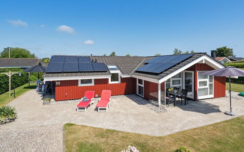 Inge - 300M from the Sea: Bleu, Arbuste, Chalet, Couverture De Sol, Jardin, Biens, Ombre, Aménagement Paysager, Ferme, Eco Hôtel