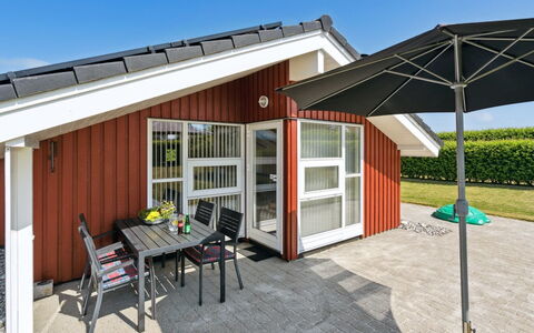 Inge - 300M from the Sea: Bleu, Arbuste, Chalet, Couverture De Sol, Jardin, Biens, Ombre, Aménagement Paysager, Ferme, Eco Hôtel