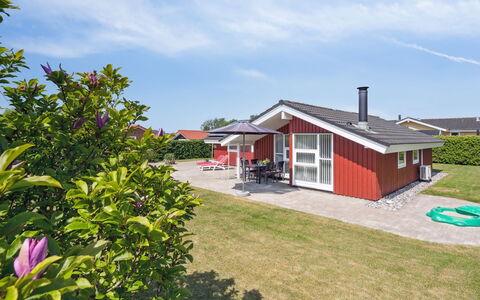 Inge - 300M from the Sea: Bleu, Arbuste, Chalet, Couverture De Sol, Jardin, Biens, Ombre, Aménagement Paysager, Ferme, Eco Hôtel