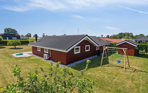 Inge - 300M from the Sea: Bleu, Arbuste, Chalet, Couverture De Sol, Jardin, Biens, Ombre, Aménagement Paysager, Ferme, Eco Hôtel