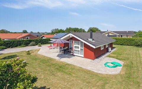 Inge - 300M from the Sea: Bleu, Arbuste, Chalet, Couverture De Sol, Jardin, Biens, Ombre, Aménagement Paysager, Ferme, Eco Hôtel