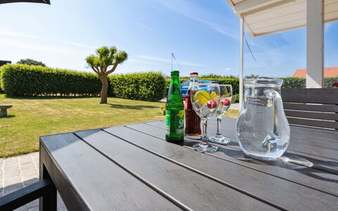 Inge - 300M from the Sea: Bleu, Arbuste, Chalet, Couverture De Sol, Jardin, Biens, Ombre, Aménagement Paysager, Ferme, Eco Hôtel