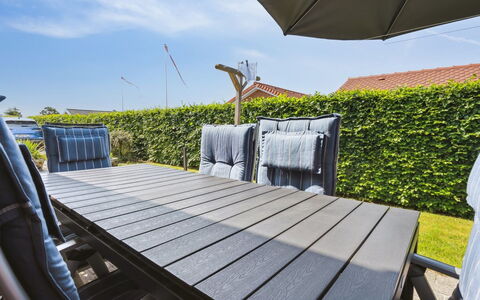 Inge - 300M from the Sea: Bleu, Arbuste, Chalet, Couverture De Sol, Jardin, Biens, Ombre, Aménagement Paysager, Ferme, Eco Hôtel