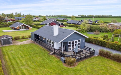 Elvina - 200M from the Sea: Bleu, Arbuste, Chalet, Couverture De Sol, Jardin, Biens, Ombre, Aménagement Paysager, Ferme, Eco Hôtel