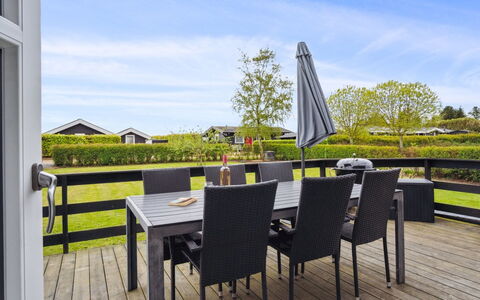 Elvina - 200M from the Sea: Bleu, Arbuste, Chalet, Couverture De Sol, Jardin, Biens, Ombre, Aménagement Paysager, Ferme, Eco Hôtel