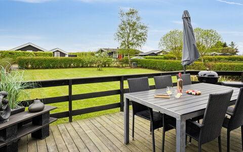 Elvina - 200M from the Sea: Bleu, Arbuste, Chalet, Couverture De Sol, Jardin, Biens, Ombre, Aménagement Paysager, Ferme, Eco Hôtel