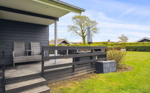 Elvina - 200M from the Sea: Bleu, Arbuste, Chalet, Couverture De Sol, Jardin, Biens, Ombre, Aménagement Paysager, Ferme, Eco Hôtel