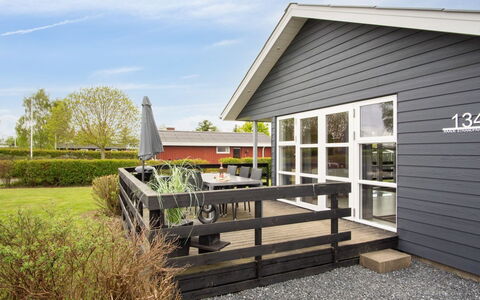 Elvina - 200M from the Sea: Bleu, Arbuste, Chalet, Couverture De Sol, Jardin, Biens, Ombre, Aménagement Paysager, Ferme, Eco Hôtel