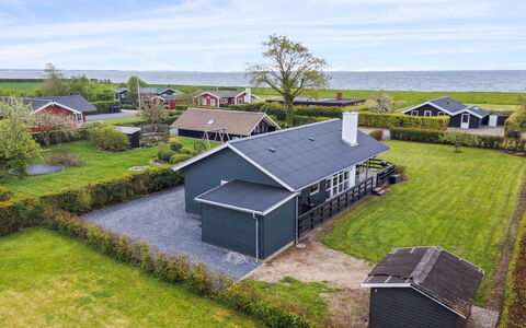 Elvina - 200M from the Sea: Bleu, Arbuste, Chalet, Couverture De Sol, Jardin, Biens, Ombre, Aménagement Paysager, Ferme, Eco Hôtel