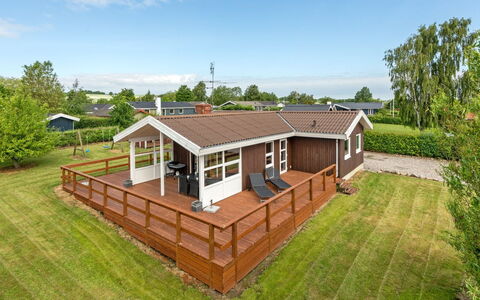 Ellyn - 500M from the Sea: Bleu, Arbuste, Chalet, Couverture De Sol, Jardin, Biens, Ombre, Aménagement Paysager, Ferme, Eco Hôtel