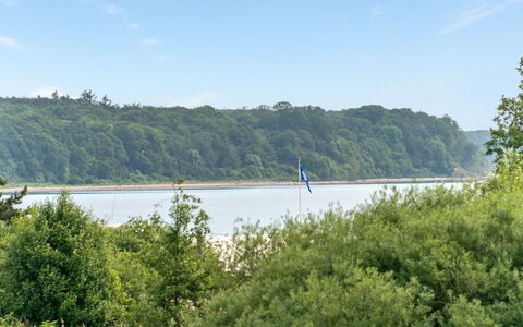 Ellyn - 500M from the Sea: Bleu, Arbuste, Chalet, Couverture De Sol, Jardin, Biens, Ombre, Aménagement Paysager, Ferme, Eco Hôtel