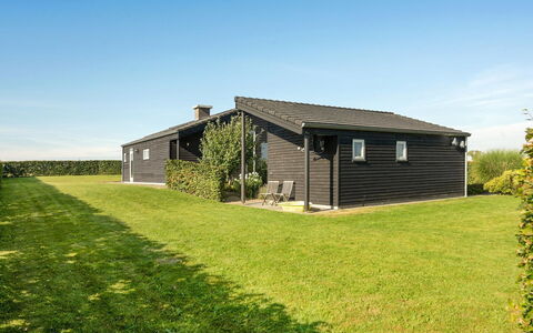 Myrte - 500M from the Sea: Toit, Maison, Domicile, Chalet, Porte, Siding, Plate-Forme, Porche, Planche, Dur