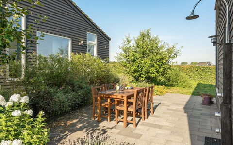 Myrte - 500M from the Sea: Toit, Maison, Domicile, Chalet, Porte, Siding, Plate-Forme, Porche, Planche, Dur