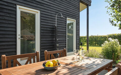 Myrte - 500M from the Sea: Toit, Maison, Domicile, Chalet, Porte, Siding, Plate-Forme, Porche, Planche, Dur