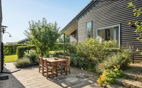 Myrte - 500M from the Sea: Toit, Maison, Domicile, Chalet, Porte, Siding, Plate-Forme, Porche, Planche, Dur