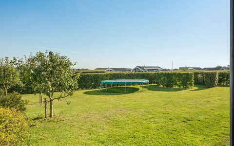 Myrte - 500M from the Sea: Toit, Maison, Domicile, Chalet, Porte, Siding, Plate-Forme, Porche, Planche, Dur