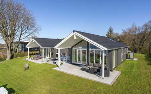 Lander - 20M from the Sea: Toit, Maison, Domicile, Chalet, Siding, Biens, Allée, Batiments Jardin, Cour, Cabanon