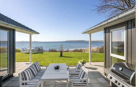 Lander - 20M from the Sea: Toit, Maison, Domicile, Chalet, Siding, Biens, Allée, Batiments Jardin, Cour, Cabanon