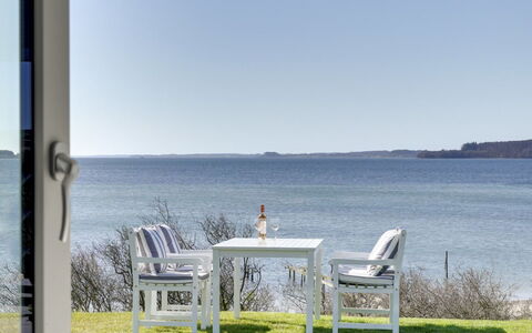 Lander - 20M from the Sea: Toit, Maison, Domicile, Chalet, Siding, Biens, Allée, Batiments Jardin, Cour, Cabanon