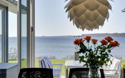 Lander - 20M from the Sea: Toit, Maison, Domicile, Chalet, Siding, Biens, Allée, Batiments Jardin, Cour, Cabanon