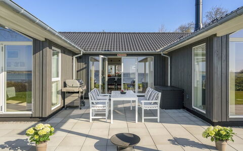 Lander - 20M from the Sea: Toit, Maison, Domicile, Chalet, Siding, Biens, Allée, Batiments Jardin, Cour, Cabanon
