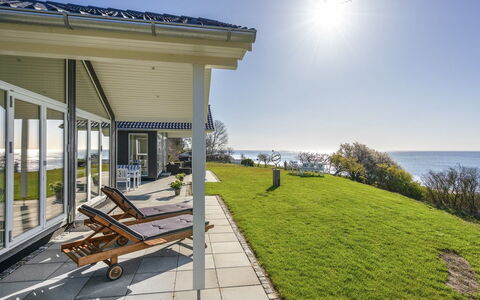Lander - 20M from the Sea: Toit, Maison, Domicile, Chalet, Siding, Biens, Allée, Batiments Jardin, Cour, Cabanon