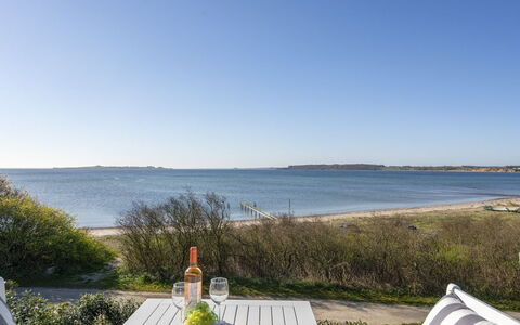 Lander - 20M from the Sea: Toit, Maison, Domicile, Chalet, Siding, Biens, Allée, Batiments Jardin, Cour, Cabanon