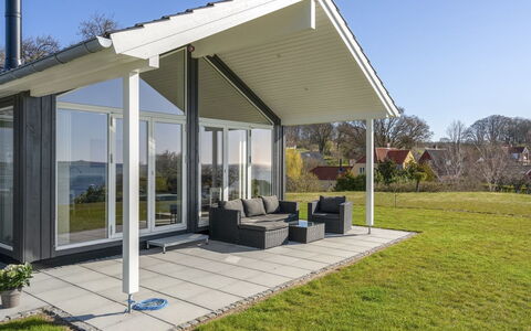 Lander - 20M from the Sea: Toit, Maison, Domicile, Chalet, Siding, Biens, Allée, Batiments Jardin, Cour, Cabanon