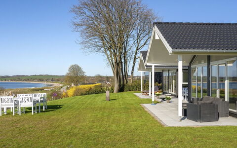 Lander - 20M from the Sea: Toit, Maison, Domicile, Chalet, Siding, Biens, Allée, Batiments Jardin, Cour, Cabanon