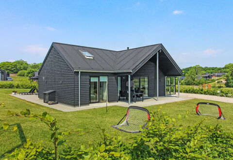 Thorfin - 200M from the Sea: Meubles, Canapé, Design Intérieur, Sol, Salon, Sol, Throw Pillow, Pièce, Oreiller