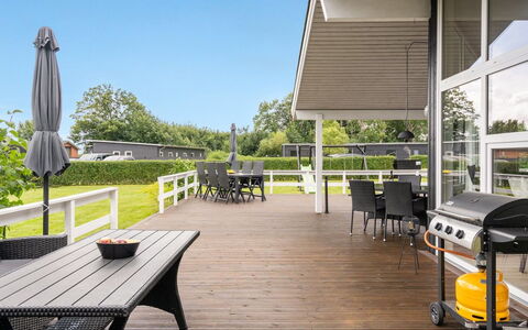 Darja - 300M from the Sea: Toit, Maison, Lot Terre, Domicile, Chalet, Biens, Batiments Jardin, Ombre, Cabane En Rondins, Aménagement Paysager