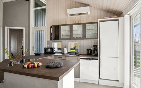 Sylvana - 400M from the Sea: Appartement, Ombre, Balcon, Chaise, Clôture, Mobilier De Jardin, Aluminium, Gazon Artificiel