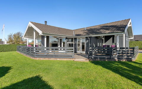 Sylvana - 400M from the Sea: Maison, Toit, Domicile, Chalet, Biens, Ferme, Villa, Porche, Siding