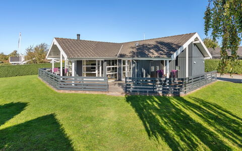 Sylvana - 400M from the Sea: Maison, Toit, Domicile, Chalet, Biens, Ferme, Villa, Porche, Siding