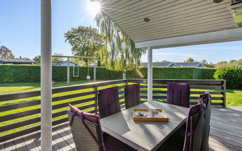 Sylvana - 400M from the Sea: Maison, Toit, Domicile, Chalet, Biens, Ferme, Villa, Porche, Siding