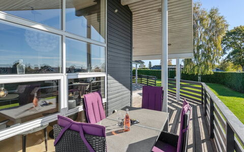 Sylvana - 400M from the Sea: Maison, Toit, Domicile, Chalet, Biens, Ferme, Villa, Porche, Siding