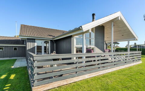 Sylvana - 400M from the Sea: Maison, Toit, Domicile, Chalet, Biens, Ferme, Villa, Porche, Siding