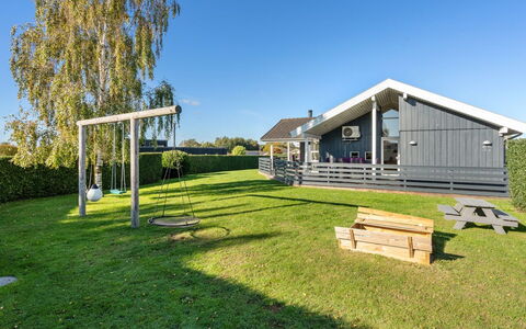 Sylvana - 400M from the Sea: Maison, Toit, Domicile, Chalet, Biens, Ferme, Villa, Porche, Siding